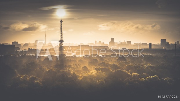 Bild på Berliner Fernsehturm und Funkturm zum Sonnenaufgang